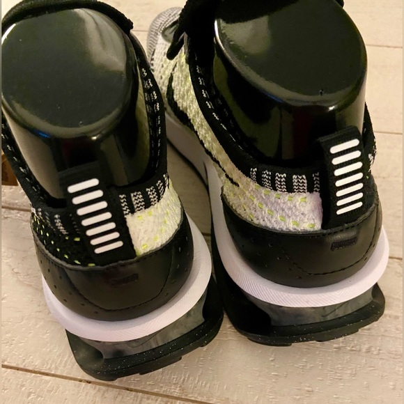 NWT Nike Air Max FlyKnit Racer Sneaker in Black/White - Picture 4 of 9